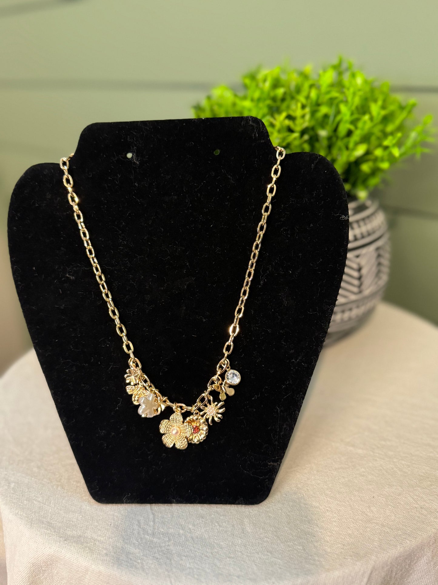 The Flower charm necklace